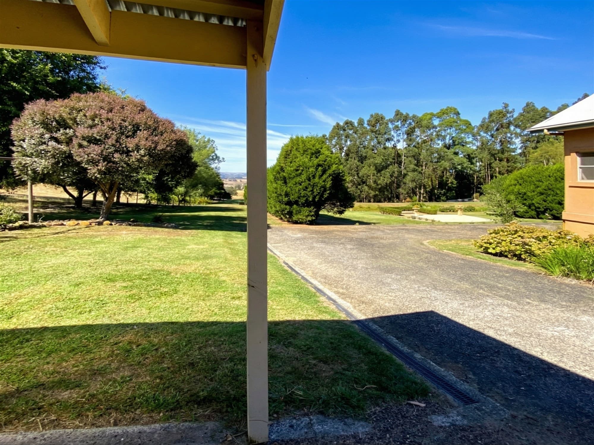 Acreage driveway and gardens at Springbank Mardan