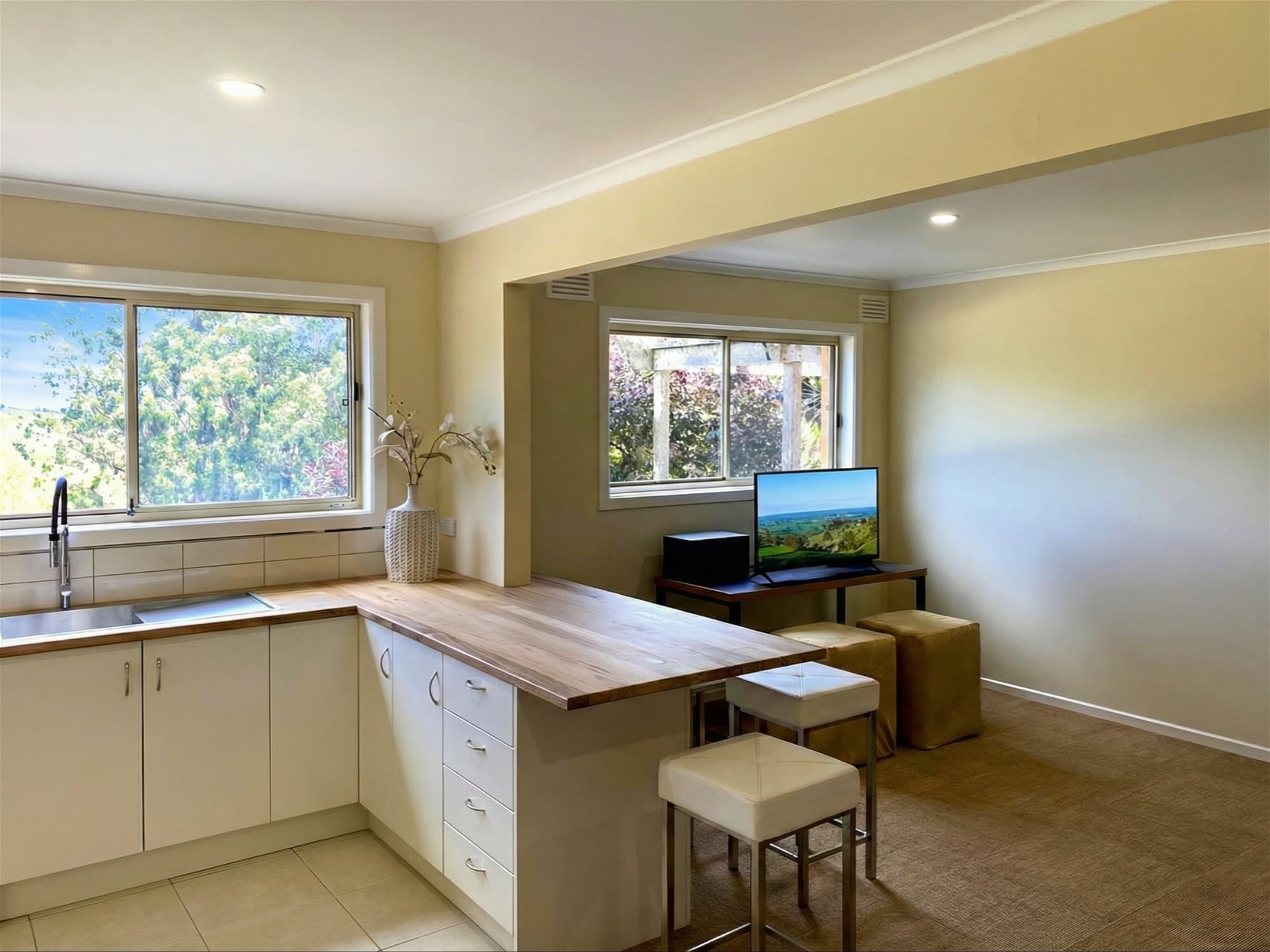 Flexible lower-level bench and living zone at Springbank Mardan